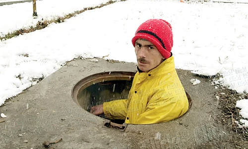 Tânărul nu are nevoie  de fereastră  Aerul îi  intră prin gura de canal jpeg