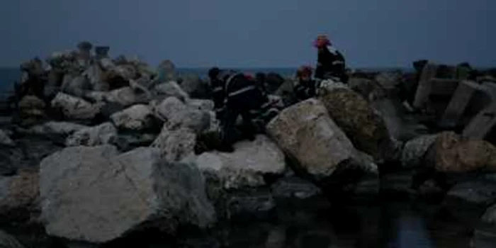 Cadavrul a fost scos din apă de pompieri