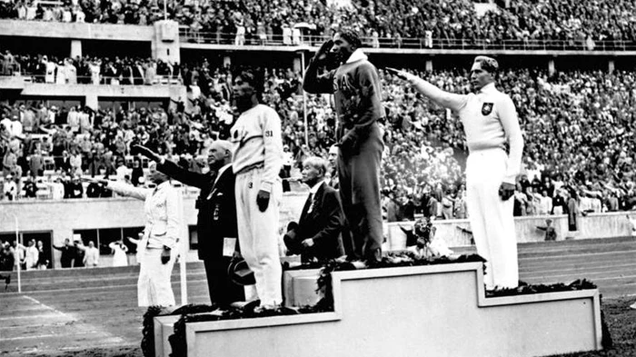 Jesse Owens, pe podium la Olimpiada de la Berlin