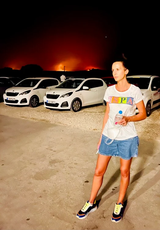 Prezentatoarea Prima TV a ajuns seara târziu la un hotel aflat la mică distanță de foc