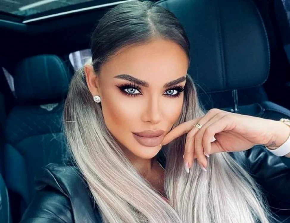 Bianca Drăgușanu s-a pozat îndrăzneț în cadă