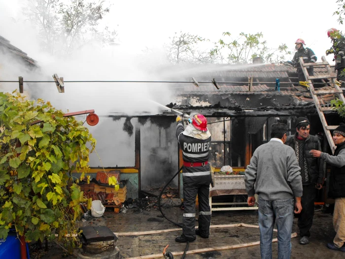 Incendiu a fost stins după o oră FOTO: ISU Ialomiţa