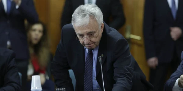 Mugur Isărescu îşi aranjează microfonul la şedinţa Comisiei economice pentru industrii şi servicii a Senatului privind Evoluţia inflaţiei şi implicaţiile pentru economia României în Bucureşti FOTO Inquam Photos / Octav Ganea