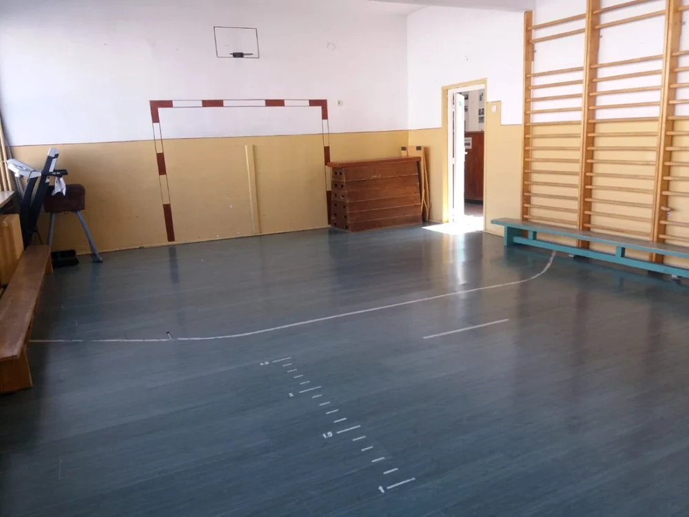Sală de sport improvizată într-o fostă sală de clasă la Şcoala Tudor Arghezi Piteşti FOTO: Denis Grigorescu