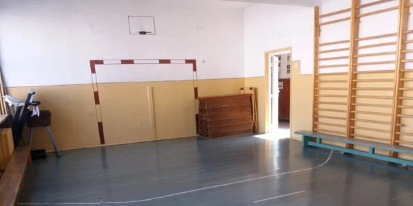 sala sport improvizata scoala tudor arghezi pitesti