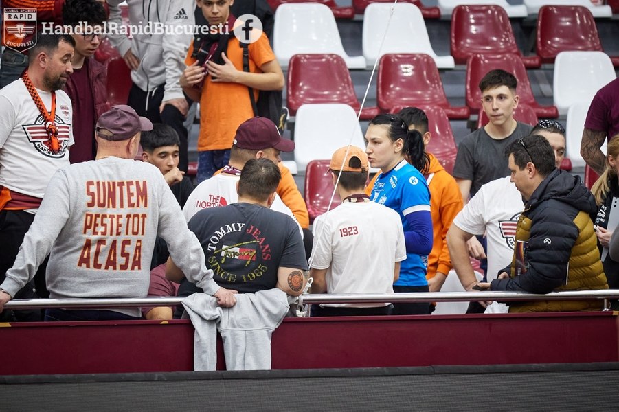 Cristina Neagu împăcare emoționantă cu fanii Rapidului! Neagu a urcat în tribuna Rapidiștilor și a primit un cadou!
