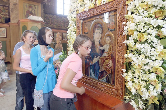 De ieri, credincioşii se abţin de la carne, ouă şi lactate