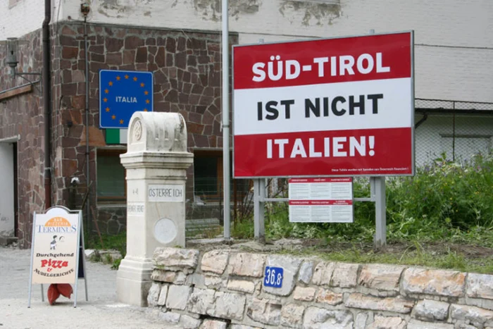Poster care afirmă „Süd-Tirol ist nicht Italien!” FOTO andreas-moser.blog