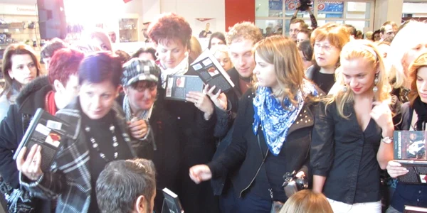 Orădenii și-au dat coate pentru autografe și pentru a ajunge cât mai aproape de Botezatu 