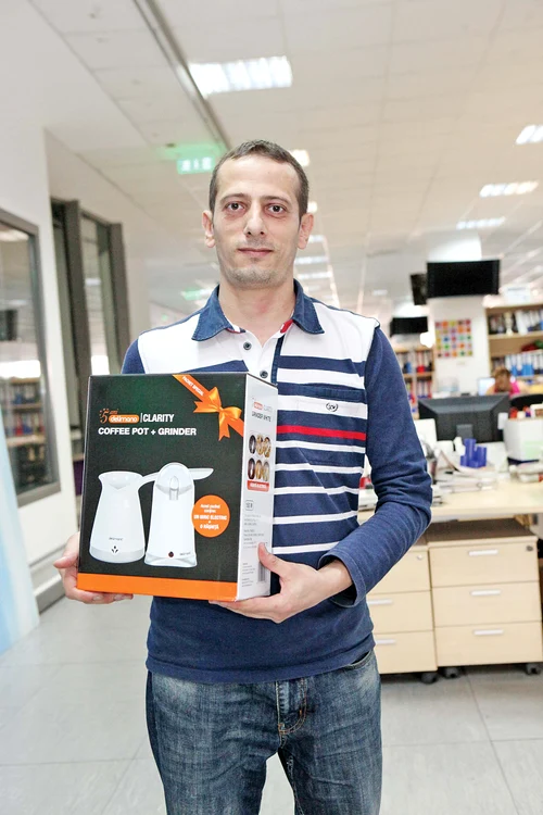 Lozul norocos i-a adus lui Adrian Iacob un set cu ibric de cafea şi râşniţă