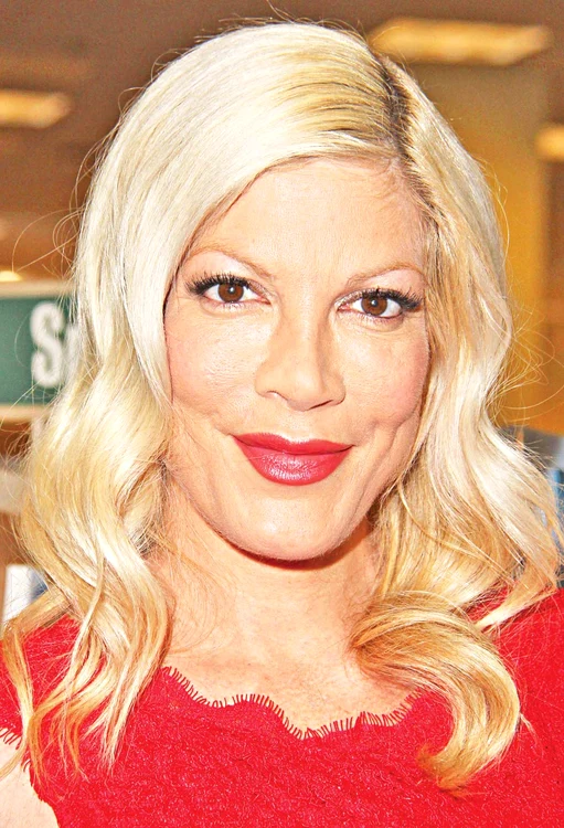Tori Spelling (41 de ani), actriţă - a început seria operaţiilor încă din 2000: şi-a  remodelat nasul a făcut liftinguri faciale