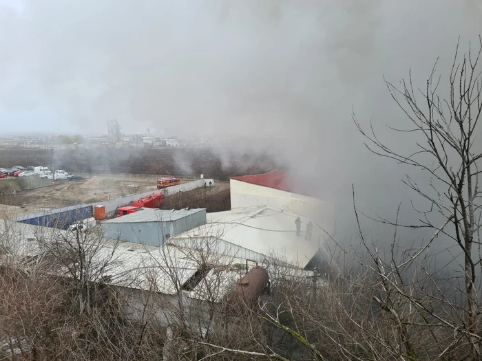 Incendiul a pornit în curtea unui depozit din Popești Leordenifoto: ISU București-Ilfov