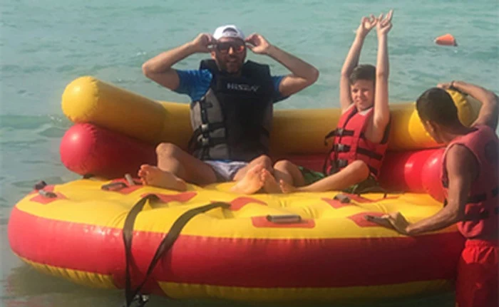 Dinu Maxer este un tătic activ şi le intră în voie copiilor săi