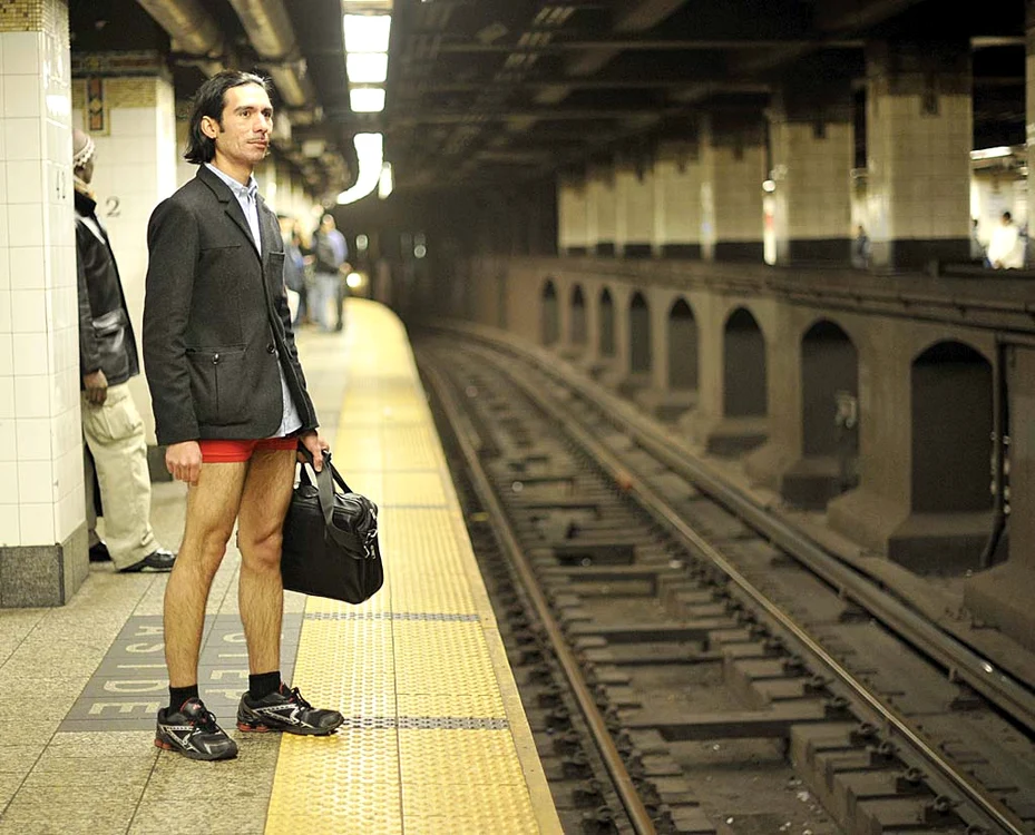 New York. Americanii au fost cei care au inventat ”No Pants Subway Ride”, la care participă oameni de toate vârstele