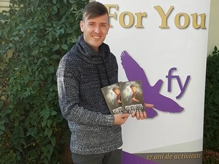 Ionuţ a muncit aproape doi ani la cartea sa