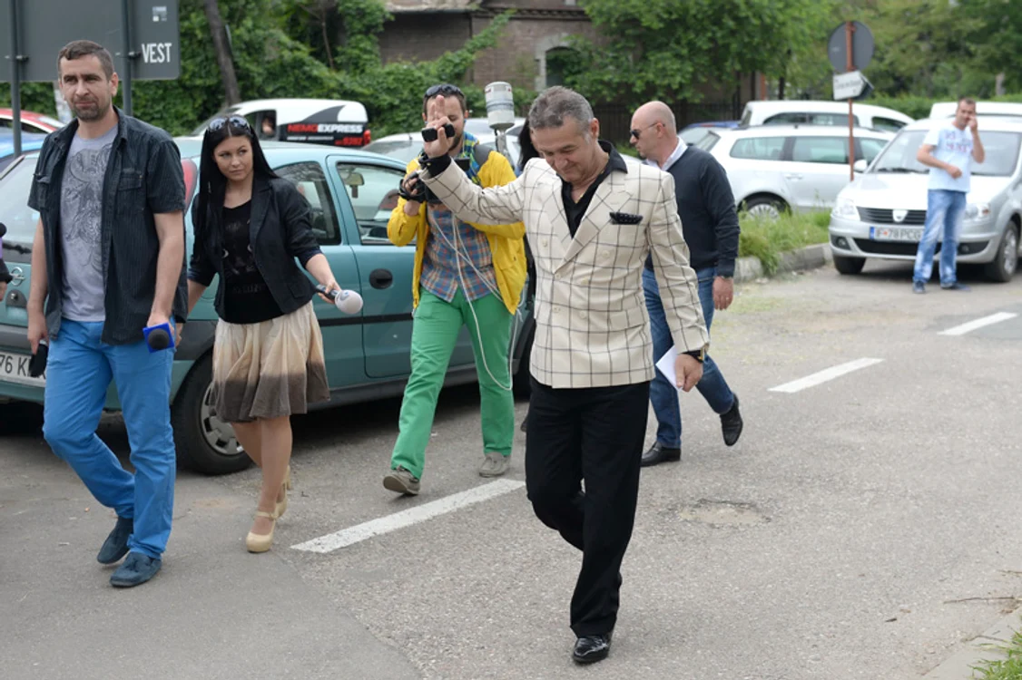 Spre deosebire de precedenta permisie de la puşcărie, acum Gigi Becali a venit acasă pe ascuns