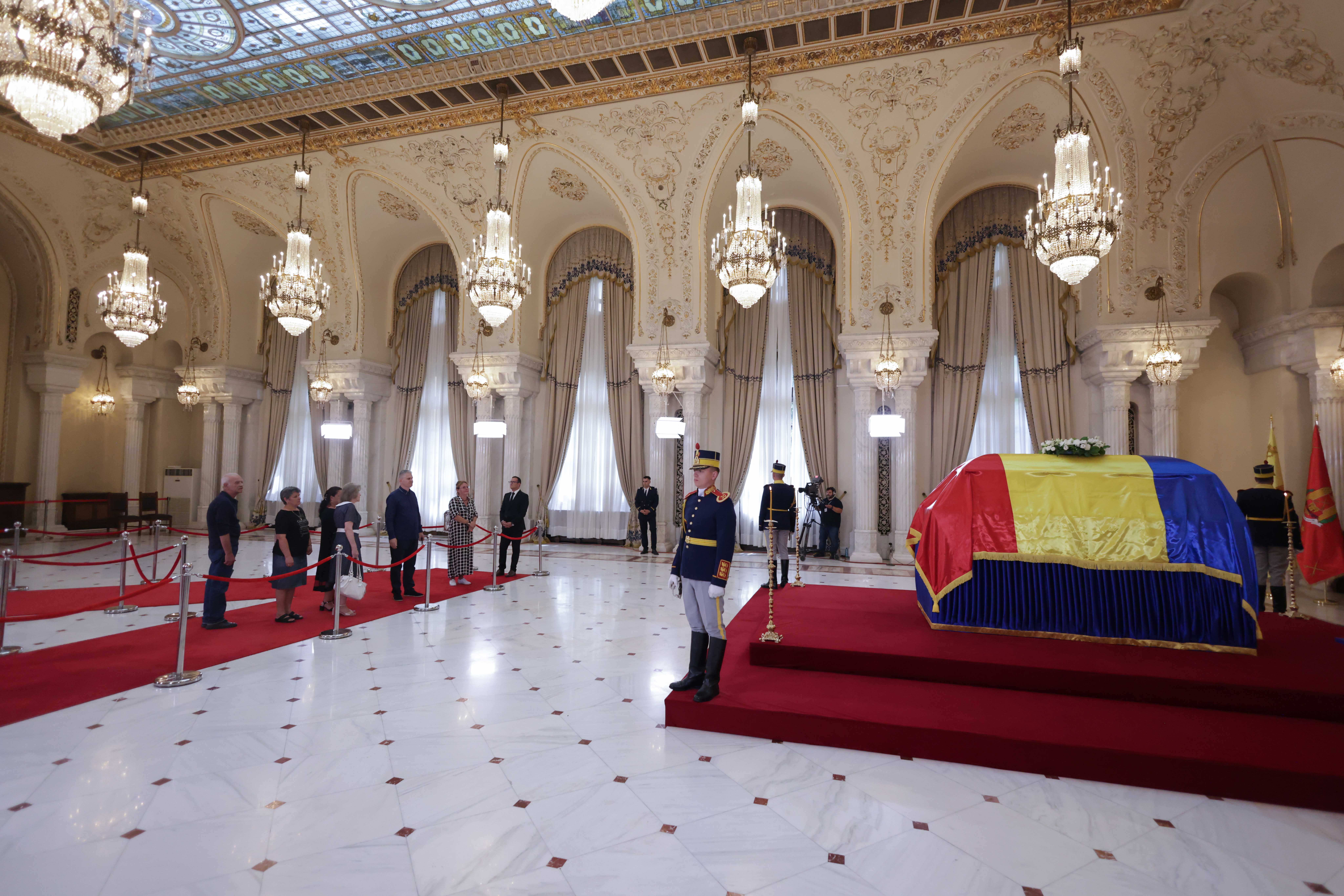 Oameni simpli aduc un ultim omagiu la sicriul cu trupul neînsuflețit al fostului președinte Ion Iliescu, în prima zi a funeraliilor de stat organizate în onoarea fostului șef de stat, la Palatul Cotroceni. FOTO Inquam Photos / George Călin