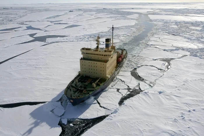 Topirea calotei glaciare deschide noi căi comerciale maritime FOTO: Shutterstock