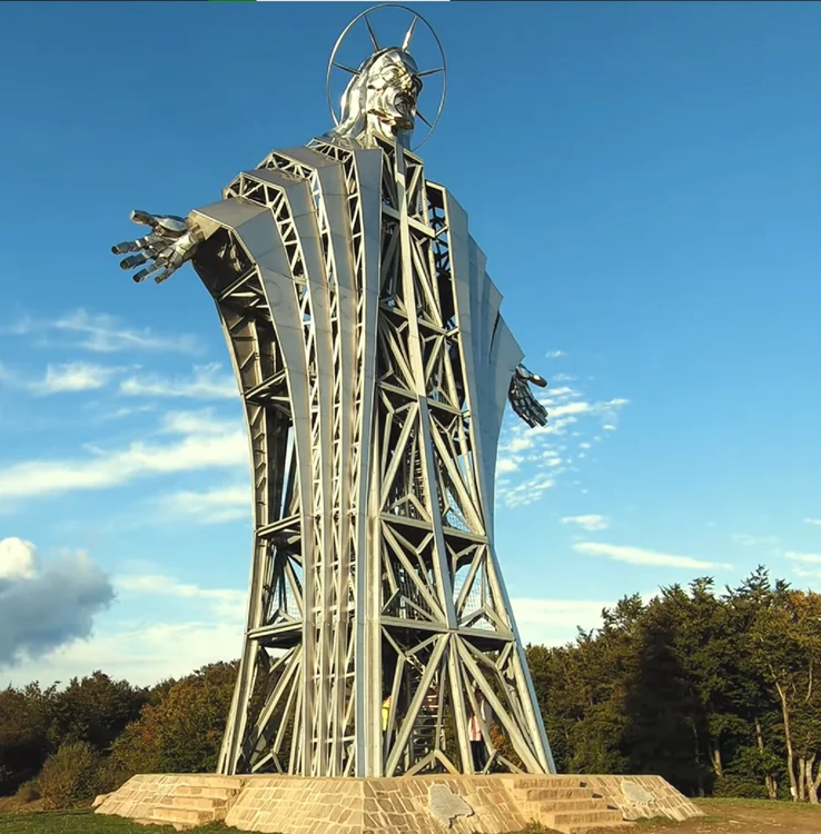 Statuia are o înălțime de 22 de metri / captură: YouTube