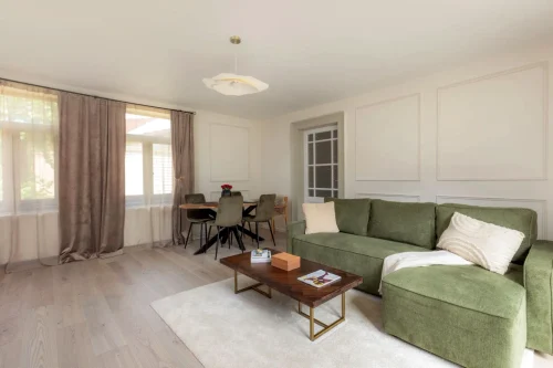 O româncă și-a cumpărat o casă în Brașov pe care a mobilat-o și decorat-o cu 10.000 de euro / colaj Love Deco