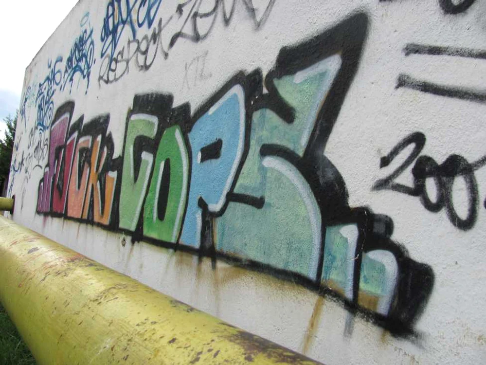 Graffiti-uri și stencil-uri pe zidurile mureșene