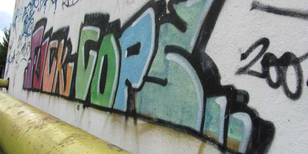 Graffiti-uri și stencil-uri pe zidurile mureșene