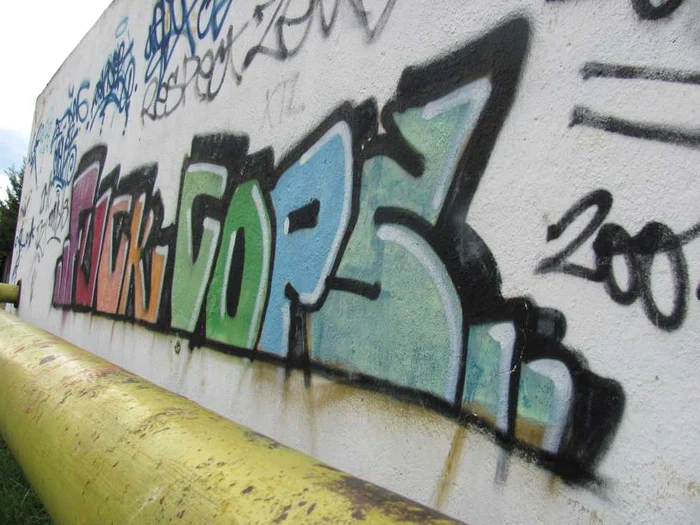 Graffiti-uri și stencil-uri pe zidurile mureșene