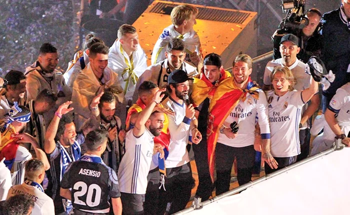 
    Jucătorii de la Real  au defilat în  centrul Madridului   