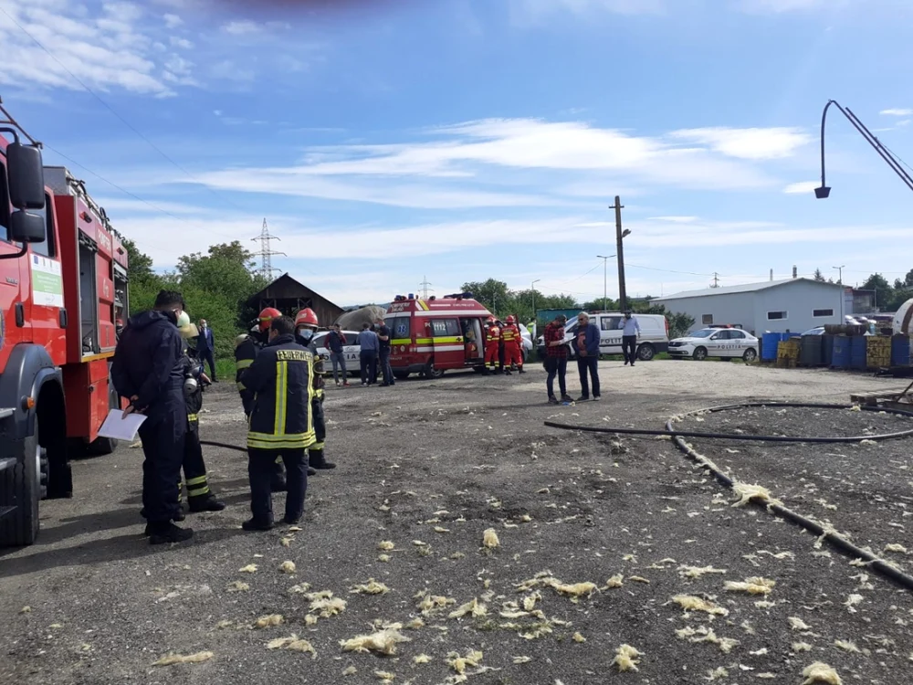 Explozie la o unitate de prelucrare a uleiului uzat din curtea unei fabrici de pavele din Căzăneşti - Vâlcea soldată cu două decese Foto Adevărul