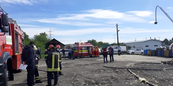 Explozie la o unitate de prelucrare a uleiului uzat din curtea unei fabrici de pavele din Căzăneşti - Vâlcea soldată cu două decese Foto Adevărul