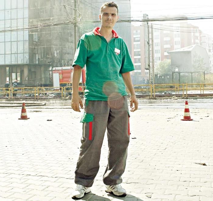 Pentru a lichida incendiul, pompierii au intervenit  cu 11 autospeciale cu apă  şi spumă şi patru autoscări (Fotografii: Dan Bistriţeanu)