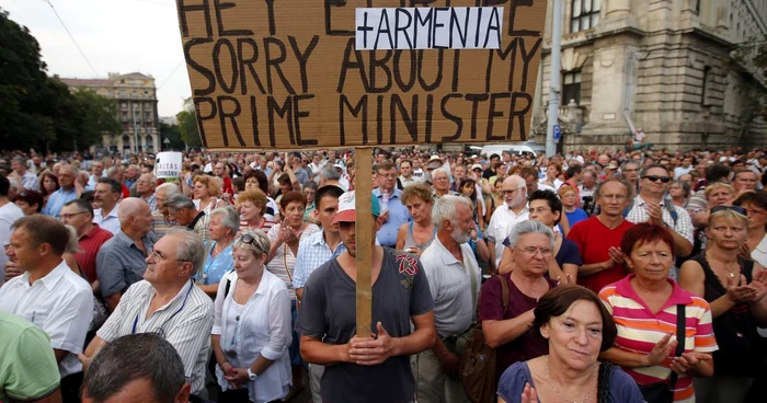 Mii de oameni au protestat în faţa Parlamentului din Budapesta faţă de decizia de extrădare FOTO Reuters