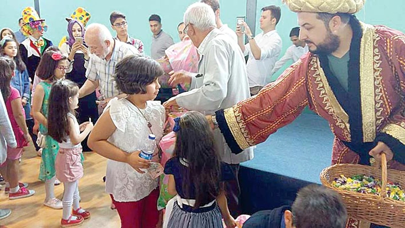 Copiii turci, români şi de alte  naţionalităţi au primit  dulciuri de la clovni