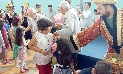 Copiii turci, români şi de alte  naţionalităţi au primit  dulciuri de la clovni jpeg