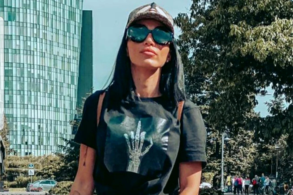 Adelina şi a învins teama de role