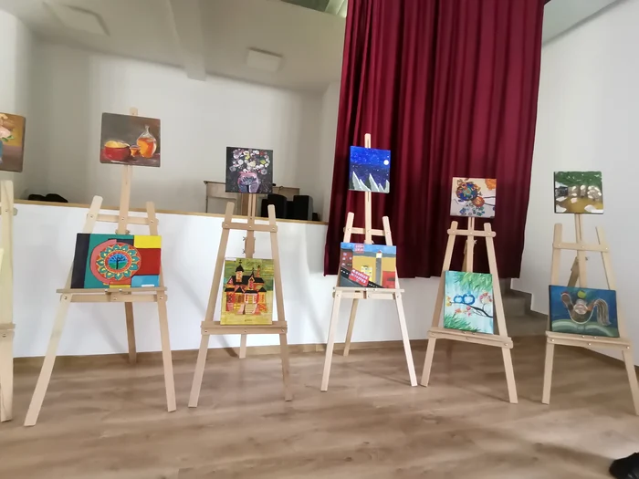 Lucrări din taberele anterioare pot fi admirate la căminul cultural FOTO: Alina Mitran