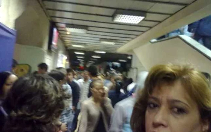 Aglomeraţie la metrou după ce o femeie s-a sinucis