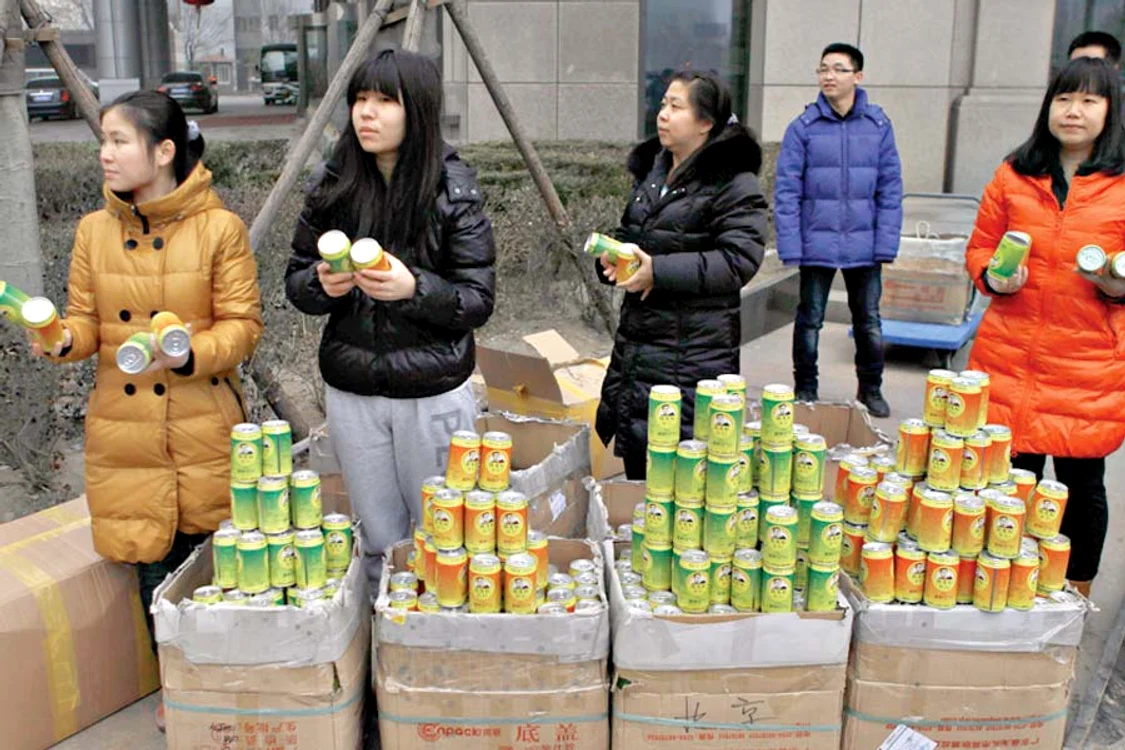 Chen Guangbiao îşi  vinde produsele în  centrul oraşului Beijing (Fotografii: Reuters)