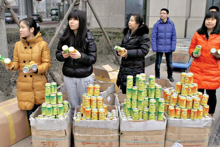 Chen Guangbiao îşi  vinde produsele în  centrul oraşului Beijing (Fotografii: Reuters)