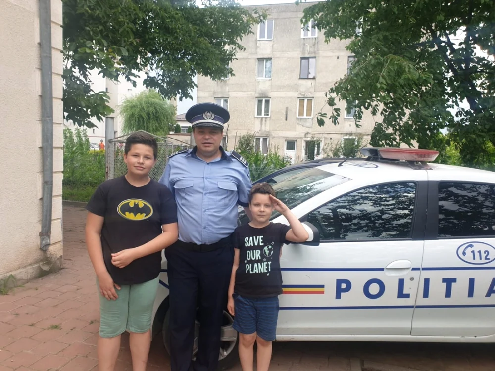 Şeful de post Alexandru Nechita de la Vereşti şi fiii săi Sursa IPJ Suceava
