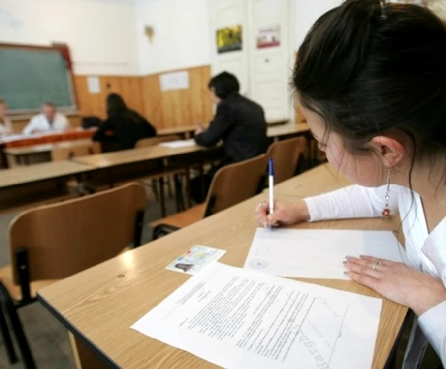 
    Potrivit regulamentului, în fiecare sală de examen trebuie să existe cel puţin 15 candidaţi, iar aceştia nu au voie să intre în săli cu manuale, dicţionare, notiţe, însemnări  