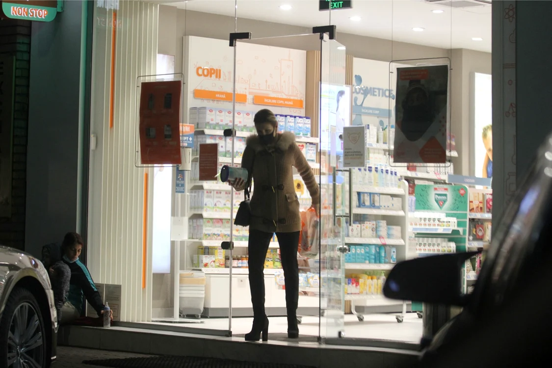Cristina iese din farmacie cu cutia de lapte praf în mână