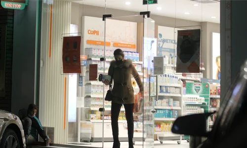 Cristina iese din farmacie cu cutia de lapte praf în mână jpeg
