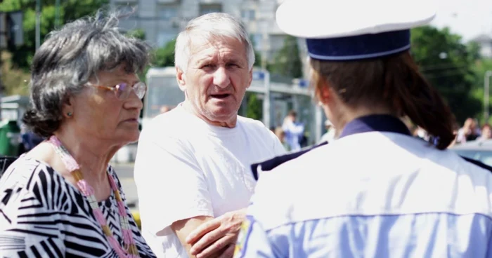 Cine-ar fi zic să în Bistriţa culesul plantelor medicinale de pe spaţiul verde te poate costa câeva sute de lei FOTO: Mihaela Cojocaru