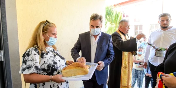 Mihai lupu inaugureaza o scoala nefunctionala forto facebook