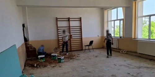 Elevi puși la muncă la școală Foto Observator News png