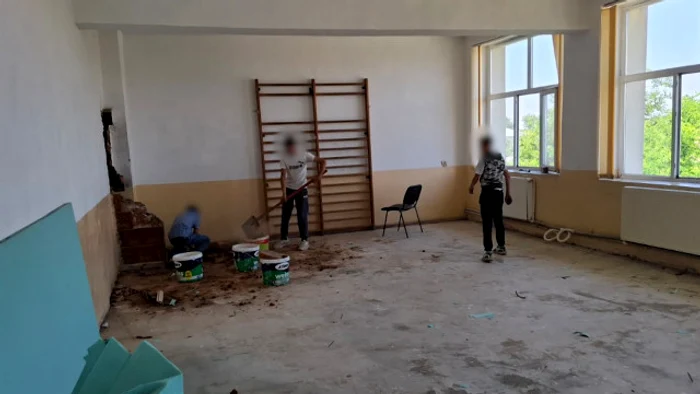 Mai mulți elevi au fost puși să muncească la școală pentru a promova. „Cărau gălețile de 25 kg de moloz”