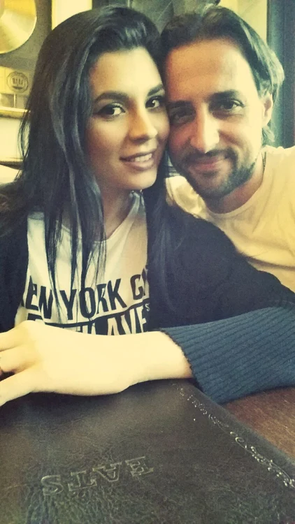 Cristina și Denis se ajută reciproc la treburile casnice, dar fiecare se ocupă de ce se pricepe