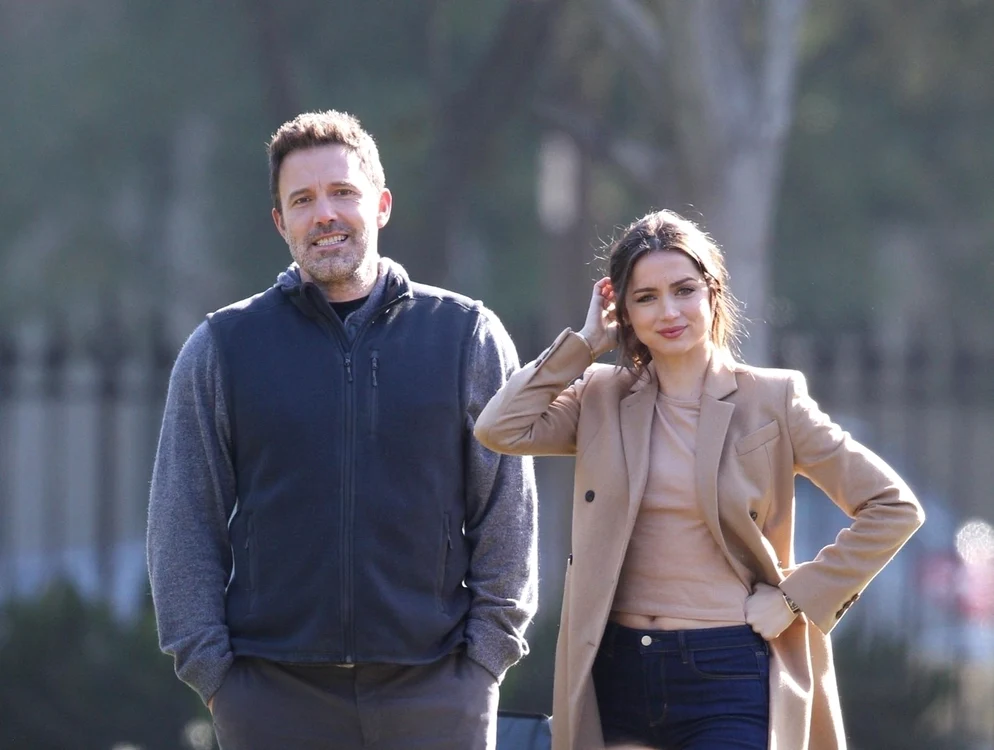 
    Ben Affleck și Ana de Armas, la un restaurant din Havana, alături de bucătarul-șefFoto: Instagram / Ana de Armas Updates  