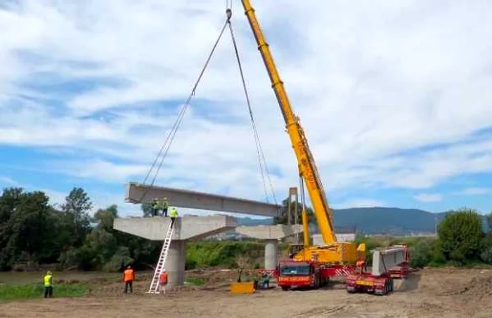 A fost amplasată prima grindă pe podul de peste râul Mureş